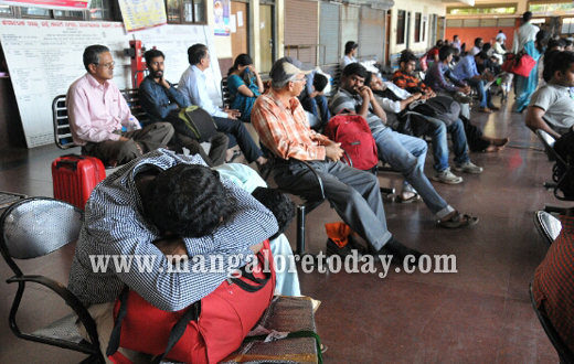 MLA JR Lobo distributes food to stranded passengers in Mangalore